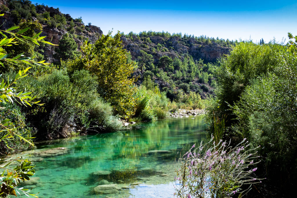نهر أنطاليا الأخضر الصافي بين الجبال، مكان رحلة التجديف