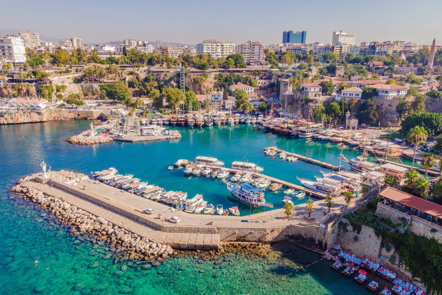 ميناء أنطاليا القديم والمراكب واليخوت على المياه الفيروزية